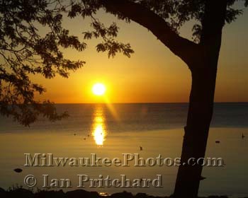 Photograph of Lake Sunrise from www.MilwaukeePhotos.com (C) Ian Pritchard