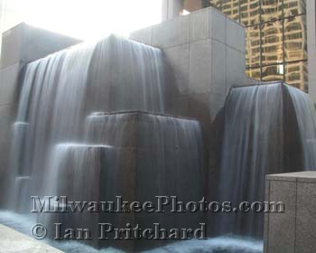 Photograph of NM Fountain During Day from www.MilwaukeePhotos.com (C) Ian Pritchard