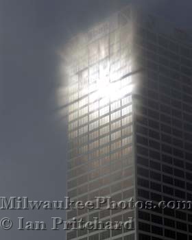 Photograph of US Bank Beacon from www.MilwaukeePhotos.com (C) Ian Pritchard