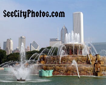 Buckingham Fountain and Downtown by Ian Pritchard